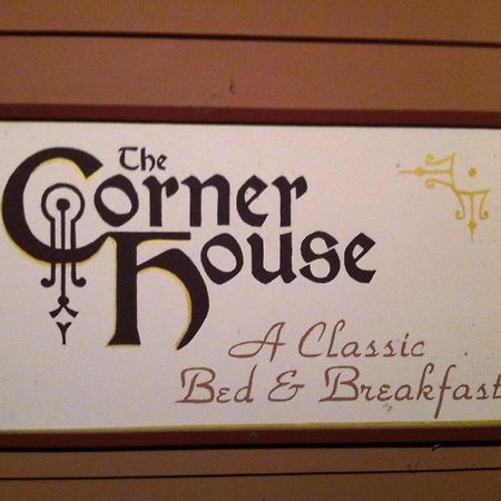 尼古拉斯维尔The Corner House Bed & Breakfast住宿加早餐旅馆 外观 照片