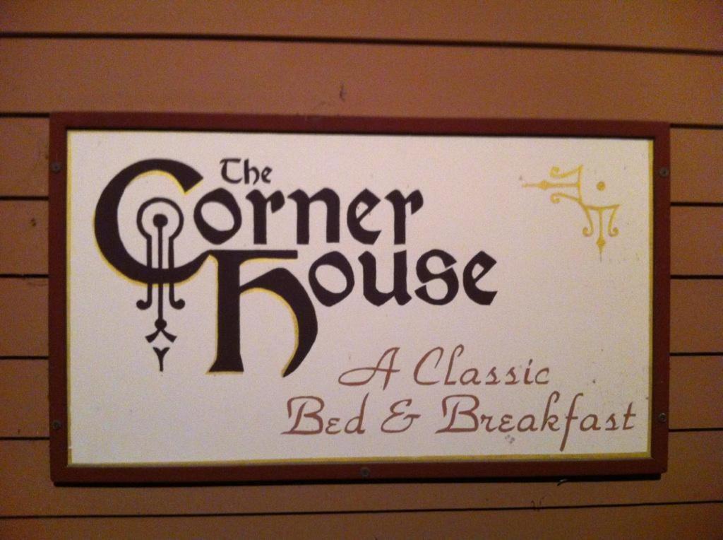 尼古拉斯维尔The Corner House Bed & Breakfast住宿加早餐旅馆 外观 照片